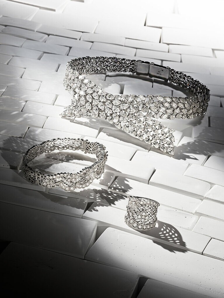 上：「ラブ ノット」ネックレス（WG×DIA）82,170,000円／メシカ
下：「クチュール ディオール」リング（WG×DIA）2,500,000円、ブレスレット（WG×DIA）8,100,000円／ともにディオール ファイン ジュエリー