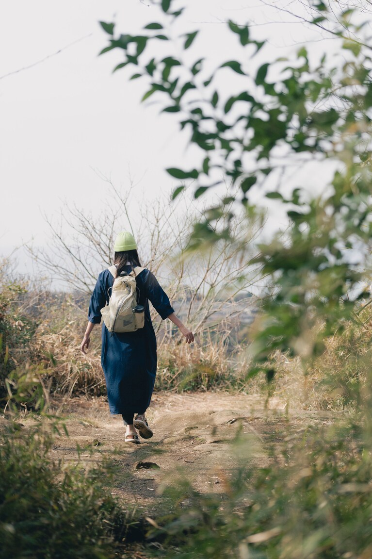 山頂は見晴らしがいい広場に。景色の見える方へ思わず小走り。