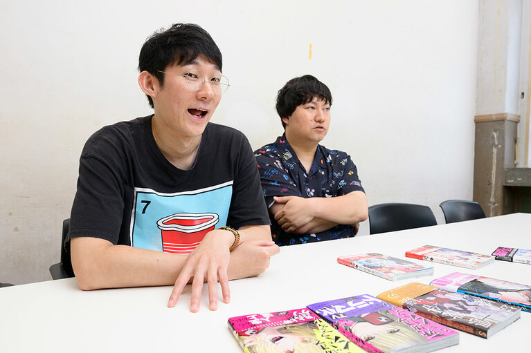 インタビューに答えてくれた、ロングコートダディのおふたり。