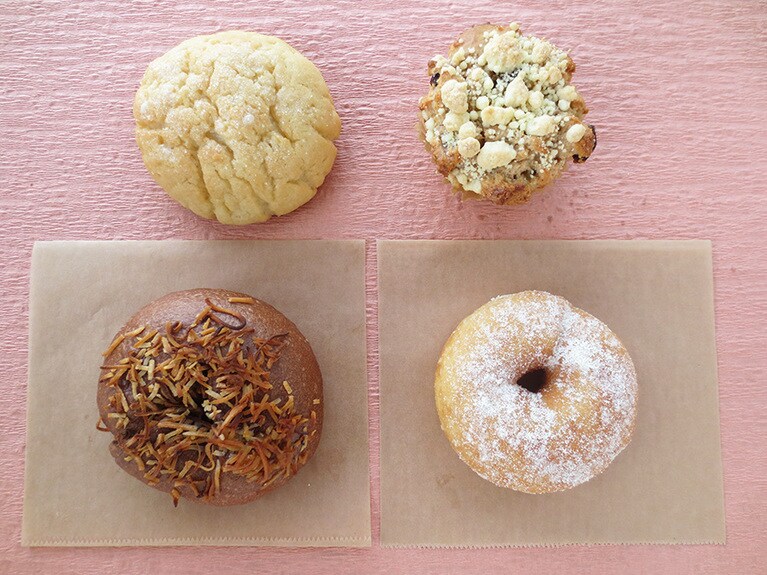 手前左「ベーグル」284円、手前右「はとむぎのドーナツ（プレーン）」166円、奥左「メロンパン」194円、奥右「はとむぎシナモンマフィン」264円。