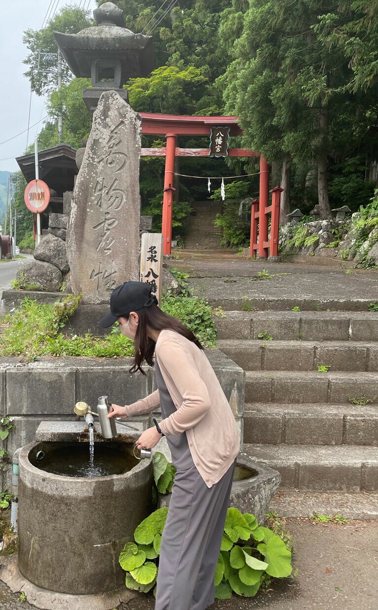 湧き水をタンブラーに入れて。雪解け水は夏でも冷たく、柔らかい口当たり。