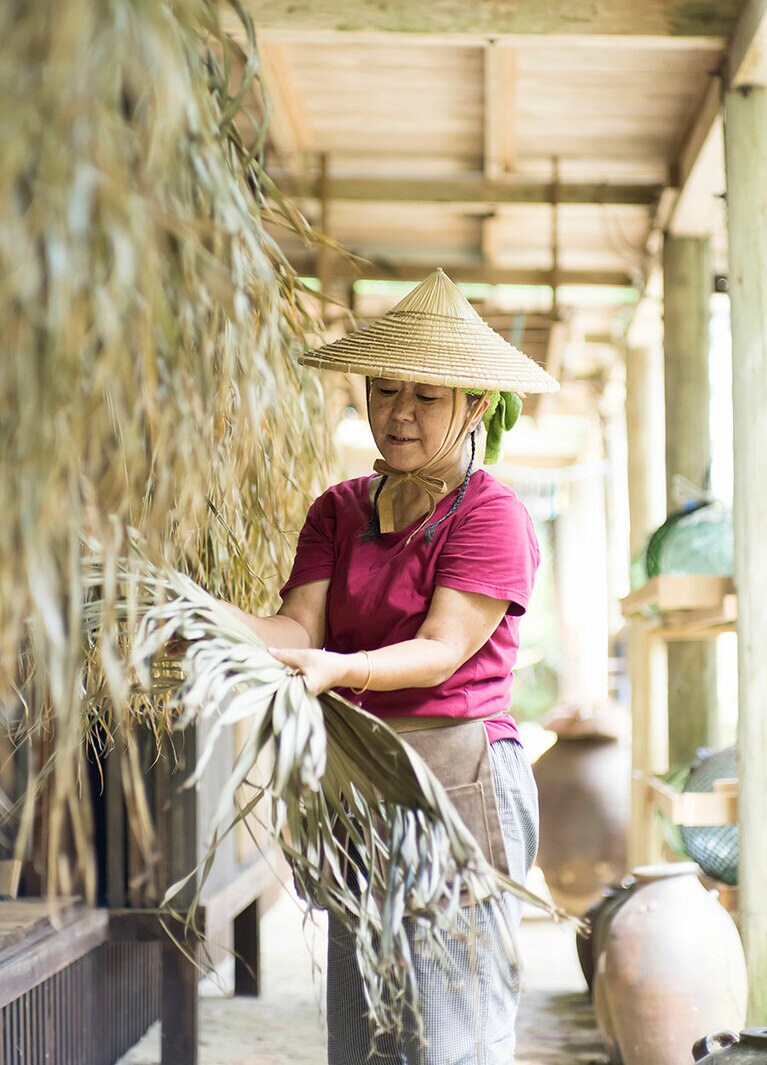 干したクバの葉を手にする池原さん。