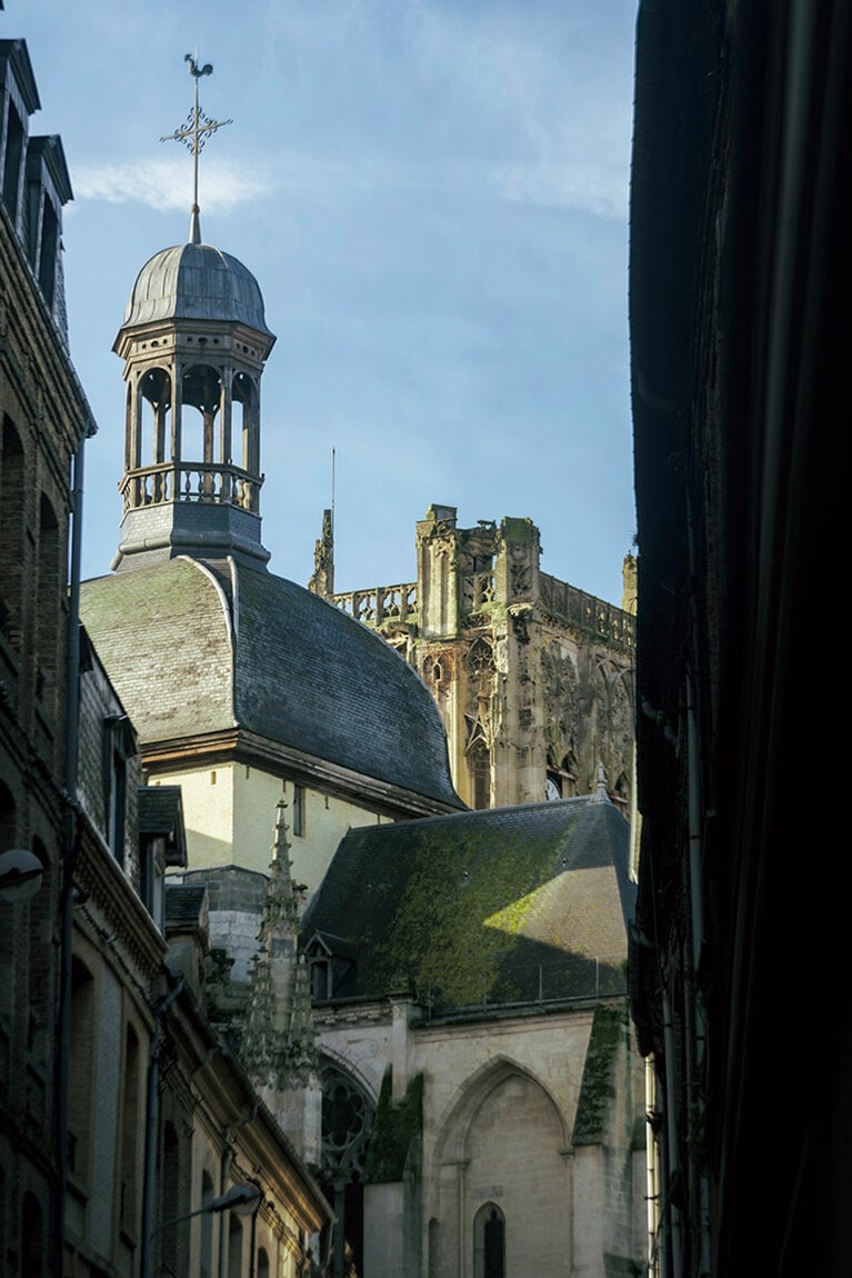 モネの作品にも描かれた聖ジャック教会の塔。ゴシックとルネサンス様式が混じる。