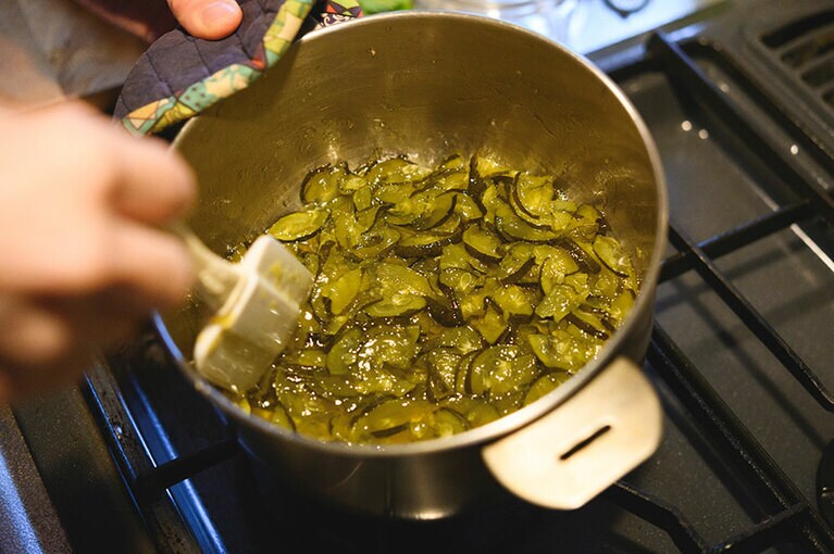 火にかけたときの1／3量になるくらいまで煮詰めます。