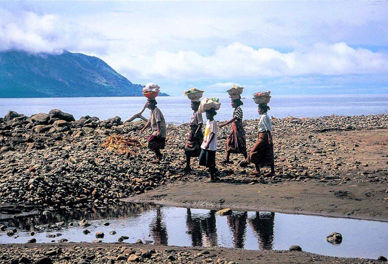鯨の干し肉や海塩など、荷物が軽い海の民が山の民のもとを訪ねる行商のほか、定期的に市も開かれたりしています (写真提供：小島 曠太郎)。
