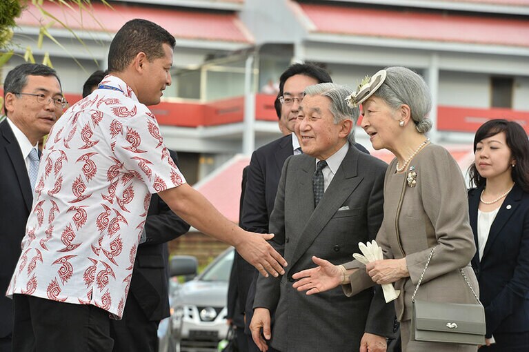 2015年にパラオを訪問された時の上皇上皇后両陛下　©JMPA