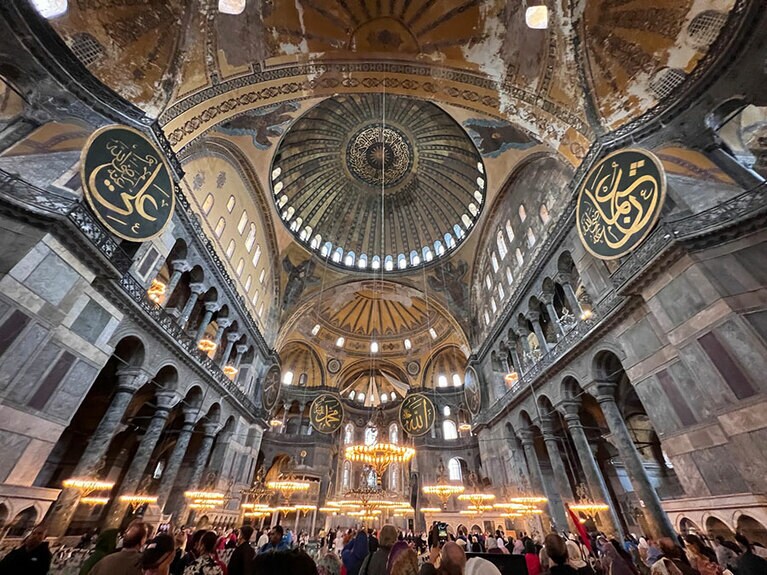 圧倒されるほどの広さと高さのメインドーム。