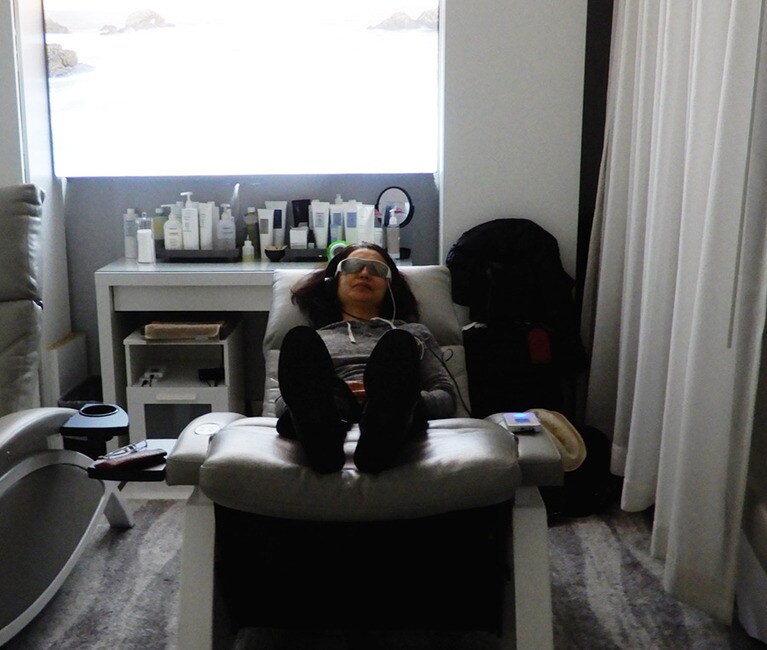 ケアの後は、マインド・マシーンをつけて、しばし瞑想のひと時。
