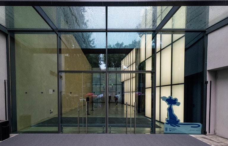 ガラス張りのエントランス。ファッションブランドの本社やショールームが集まるエリアにある。