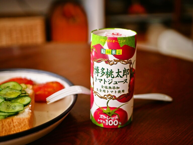 きゅうりスライスをたっぷりのせたトースト、焼きトマトと一緒に、夏の朝食。