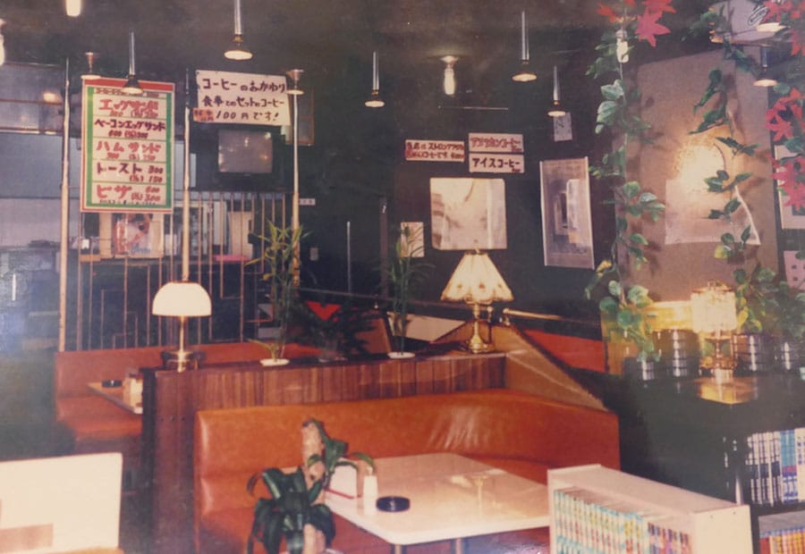 昔の渋い内装の「喫茶レストラン丘」。