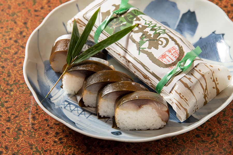 鯖寿司は、お土産用もあります。「鯖寿司 (棒)」2,750円、「鯖押し寿司」1,980円 (ともに要予約)。