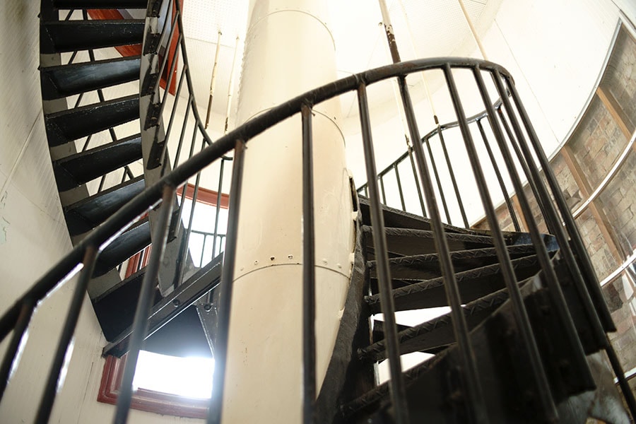 灯台内部の螺旋階段は全163段。急な段を登りきった先の展望台からは、紺色の日本海を360度一望できる。