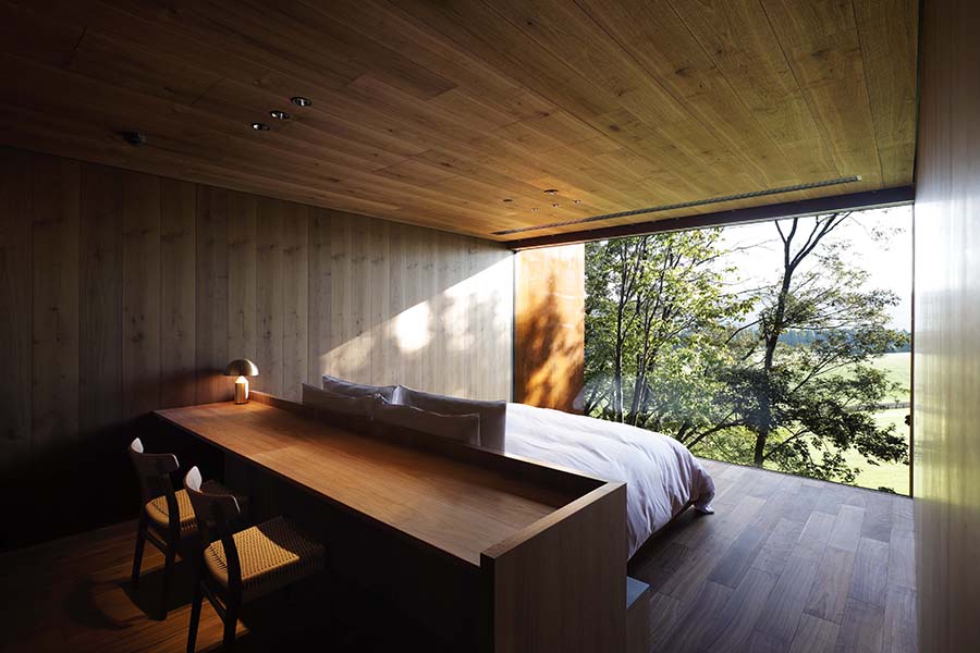 「MASTERPIECE」の寝室。目覚めると目の前に圧巻の景色が広がります。©KOZO TAKAYAMA
