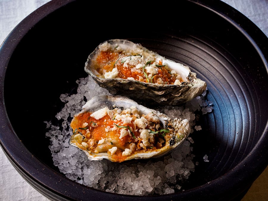 “牡蠣のグリル”は、重層的なスパイス使いと程よい酸味が絶妙な前菜。