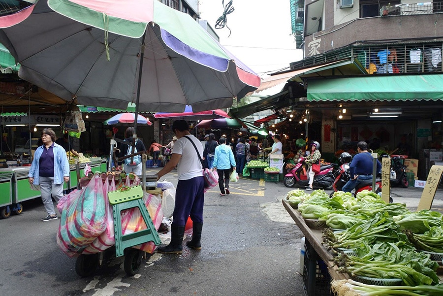新鮮な野菜などが販売される市場の様子。