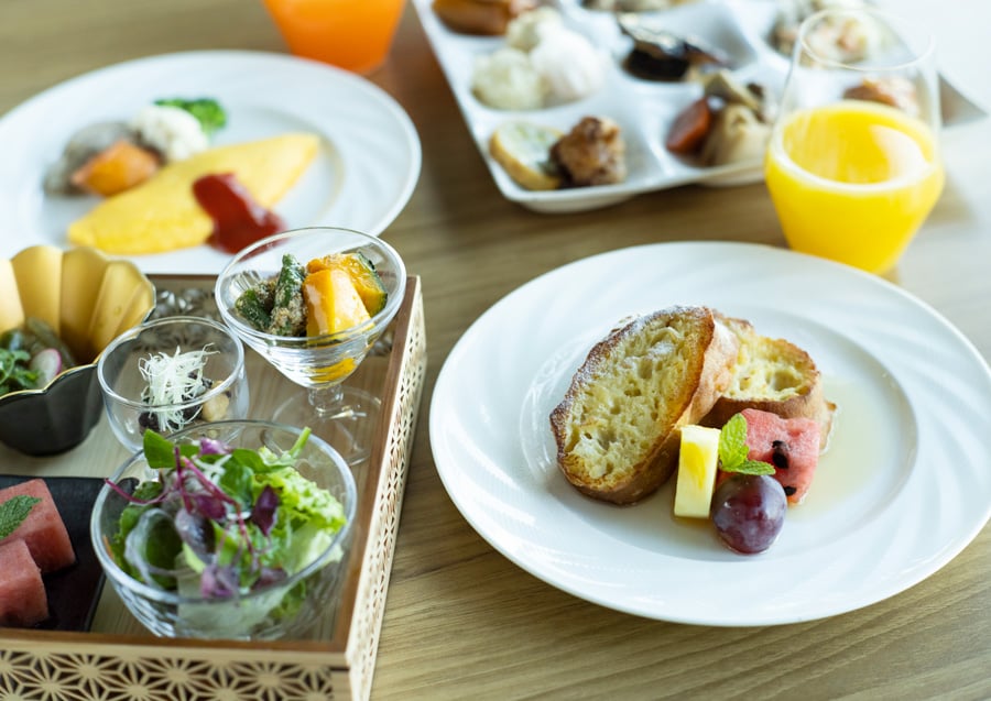 フレンチトースト、新鮮野菜やフルーツ、九州名物など、食べたいものをテーブルに並べる幸せな朝のひととき……。