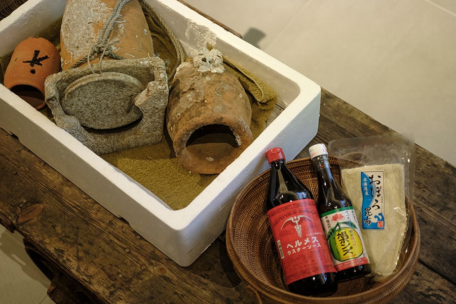 太田さんが持ってきてくれた、大阪名物・泉のタコの捕獲に使われる蛸壺とおすすめのお土産。