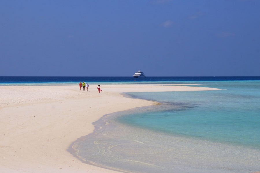 島の西側に広がるビーチは島内でもっとも人気の場所。