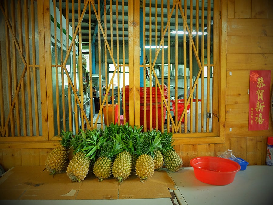 露店でみかけたパイナップル。台湾らしい風景。