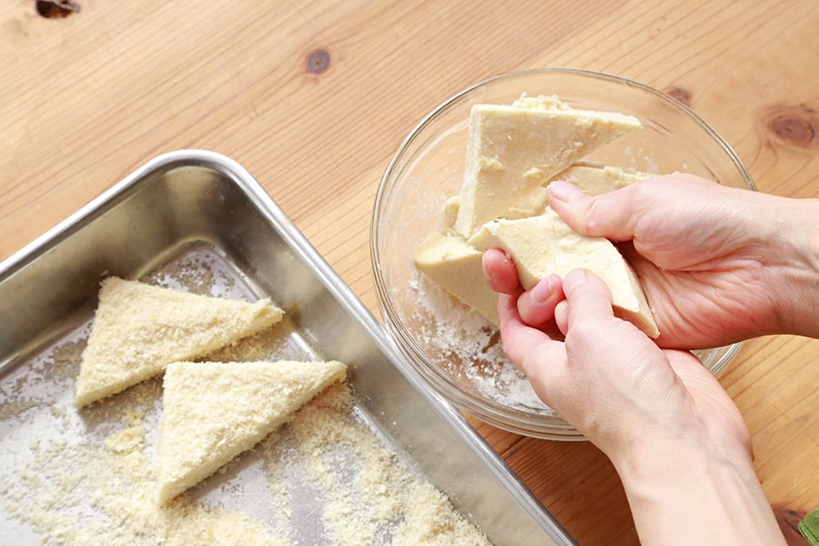 下味をつけるときと同様に、ギュギュッと握りながら小麦粉(地粉)、パン粉をつけていく。