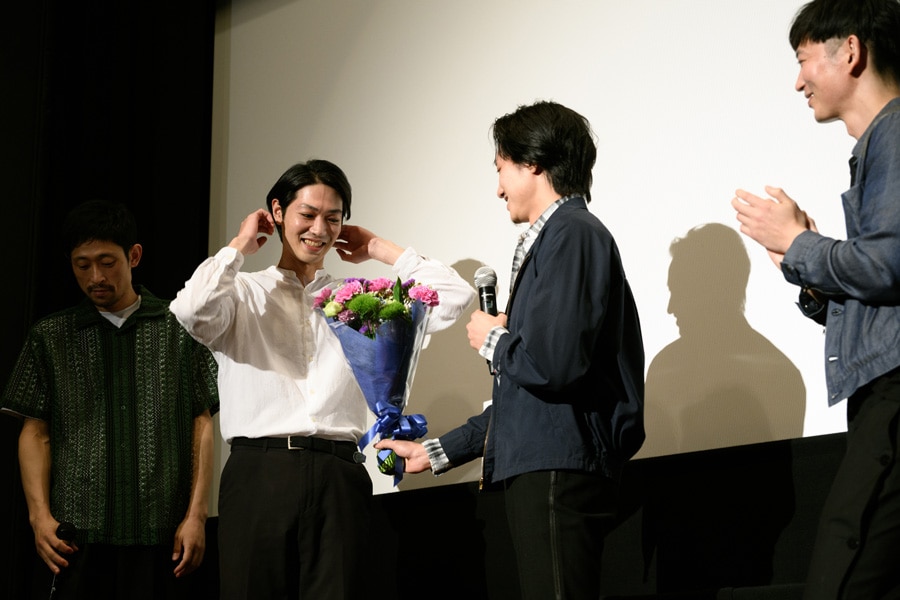 舞台挨拶付き特別上映は、タケを演じた義山真司さんの誕生日で、皆でお祝いした。