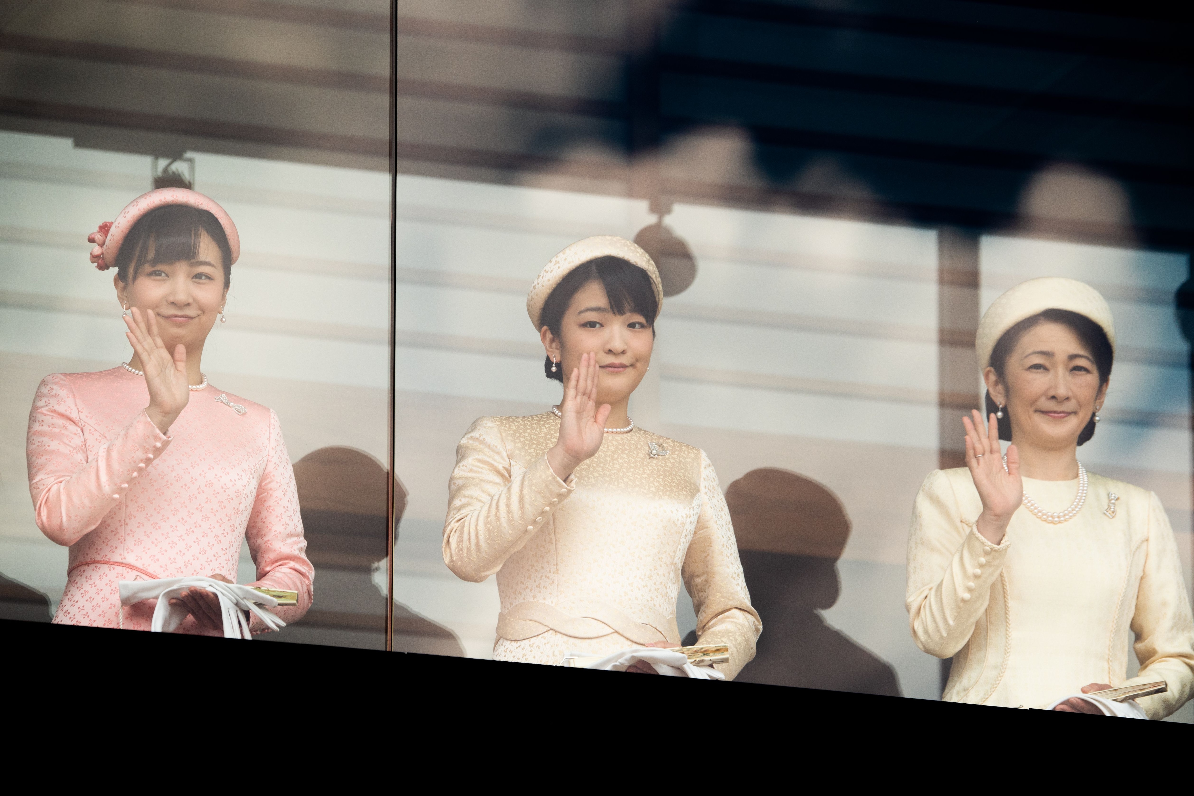 2019年5月4日、天皇陛下の即位を祝う一般参賀での紀子さま、眞子さま（当時）、佳子さま　©文藝春秋