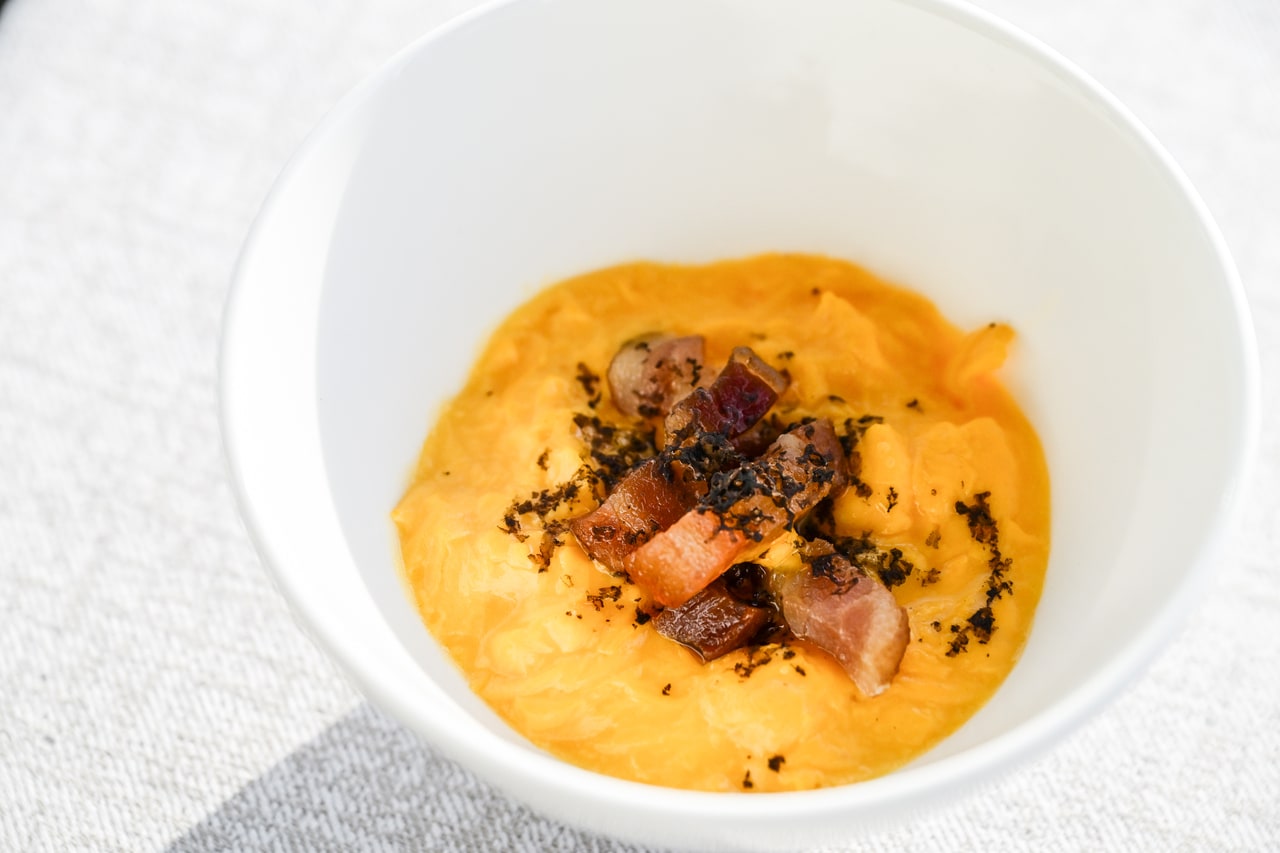 「トリュフを閉じ込めた トロトロクリーミースクランブルエッグ」。