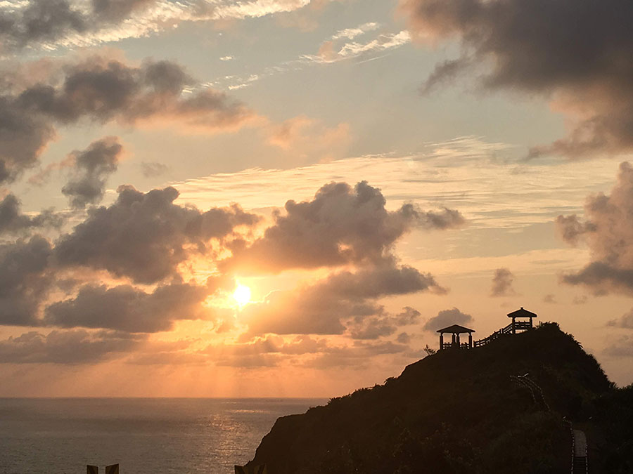 雲の切れ間から太陽が姿を見せると、光の線が海を力強く照らします。