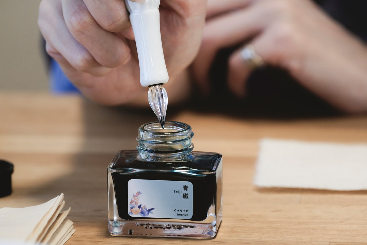 HIZEN5のオリジナルインクは、まるで伊万里焼の青磁のような深みある濃いめの緑がかった青色。