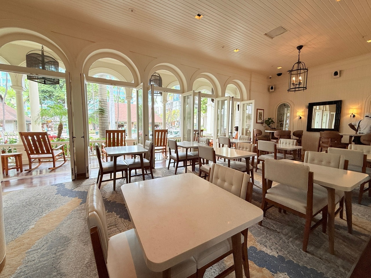 エントランス入り口左手にはカフェのような空間が。