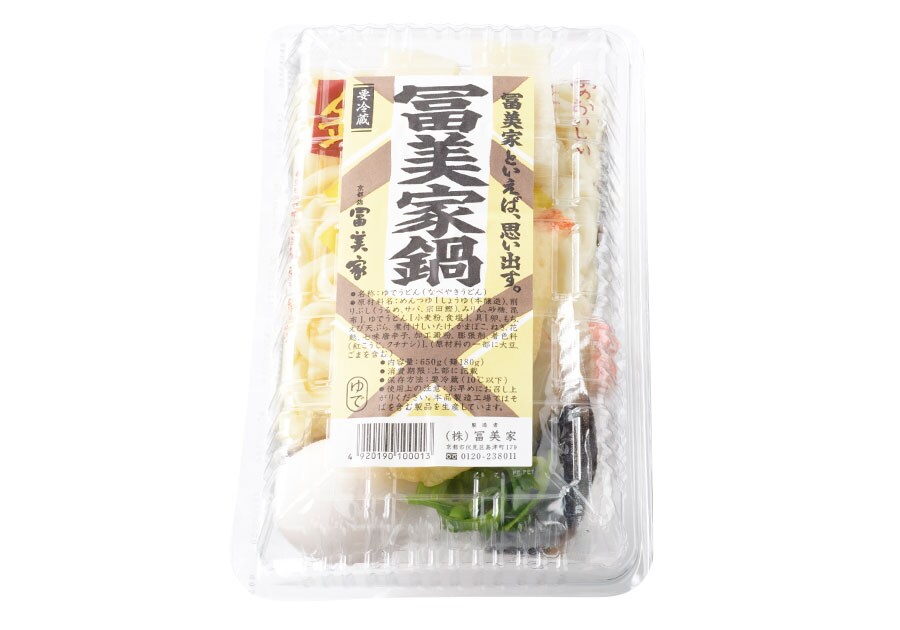 冨美家鍋〈ゆでうどん180g、めんつゆ、具(生卵、もち、えび天ぷら、煮付けしいたけ、かまぼこ、ねぎ、花麩、七味唐辛子)〉 460円。