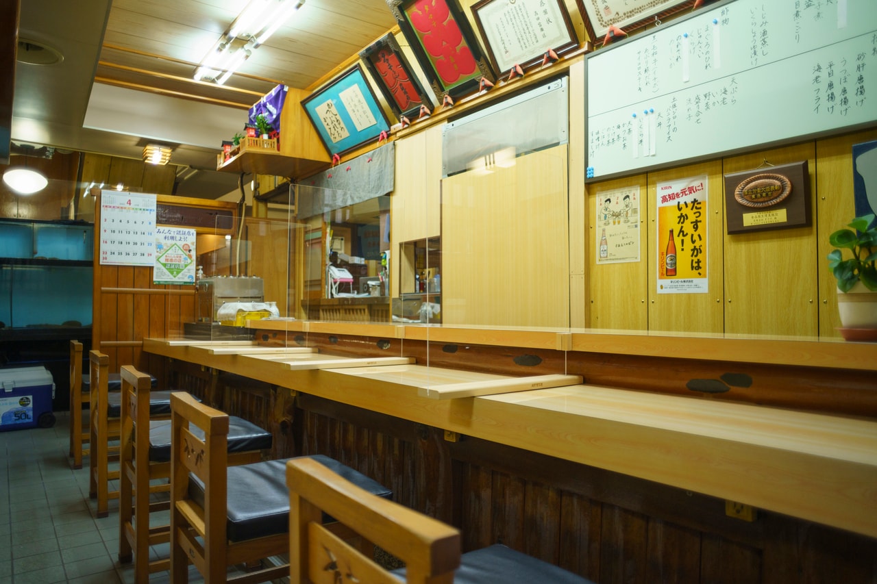 「即席割烹タマテ」の店内　©文藝春秋