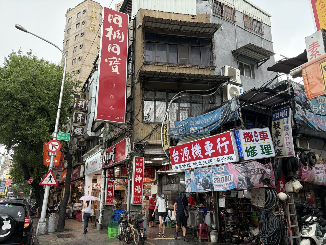 営業時間が朝までと長いため、深夜でも多くの人で賑わう人気の夜食店として知られています。