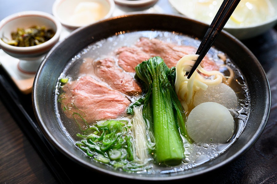 澄んだスープとやわらかな牛肉でスルスル食べられる「星のや牛肉麺」。