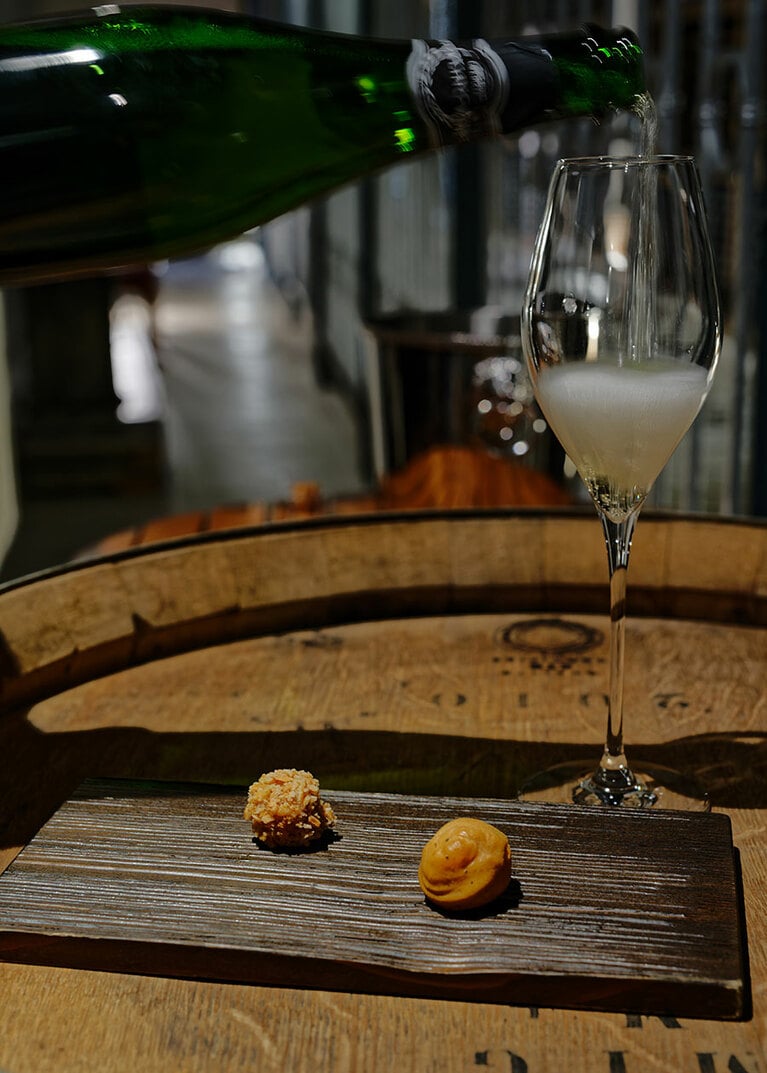 カーブドッチヴィネスパ［新潟／角田山温泉］ディナー前に地下蔵でアペリティフも。