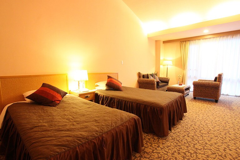 館内にはアロマが焚かれ、アロマの香るおしぼりが用意されているなど、細部まで女性を意識したおもてなしが特長。夕食には季節感あふれる旬の食材を、ピアノの生演奏と共に楽しむことができる。宿泊者からは、「久々に感動させられたホテル」との声も。