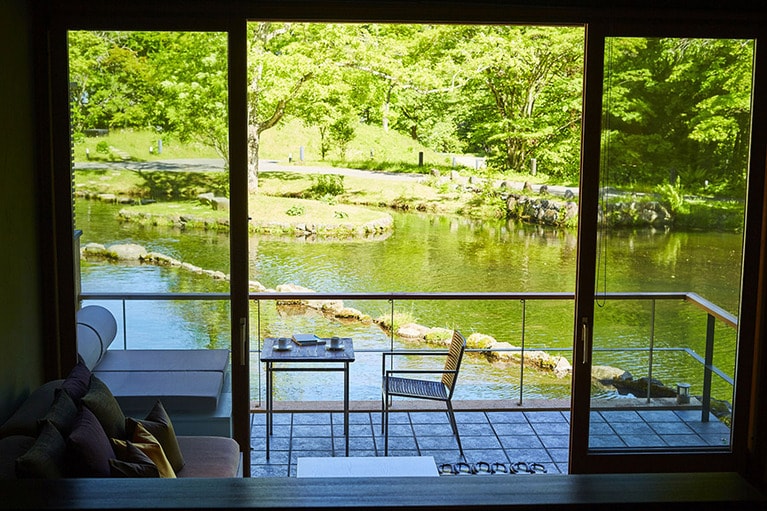 全ての客室には大きな窓が。川に面した「水波の部屋」はテラスで過ごすのも気持ちがいい。