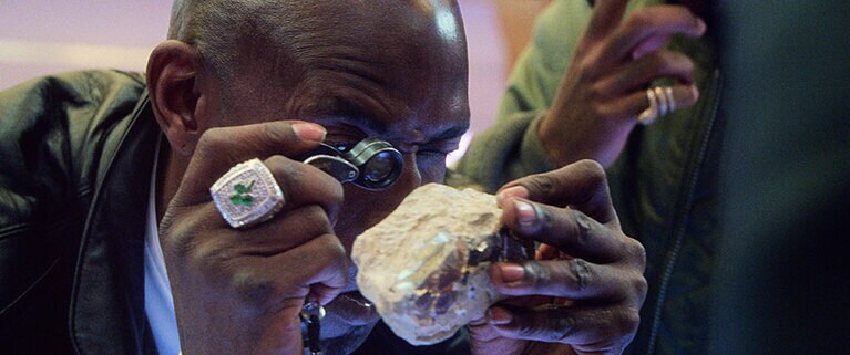 Netflix映画『アンカット・ダイヤモンド』独占配信中。