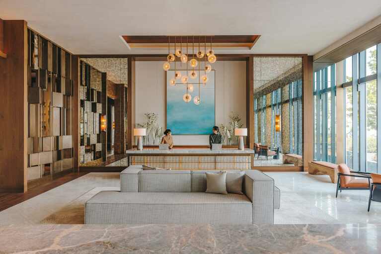 35階のメインロビー。館内はやわらかな色調と質感豊かな素材、洗練された照明デザインで彩られ、都心の煌めきと水辺の静けさを引き立てている。