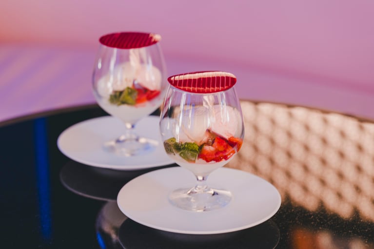 グラスデザート「イチゴとくずもち入りの和風パフェ」。スイーツメニュー7品、セイボリー5品、スコーン、ウェルカムティーとフリーフローのドリンク付き。