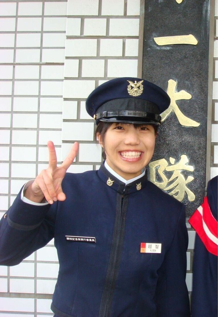 4年舎の前（本人提供）