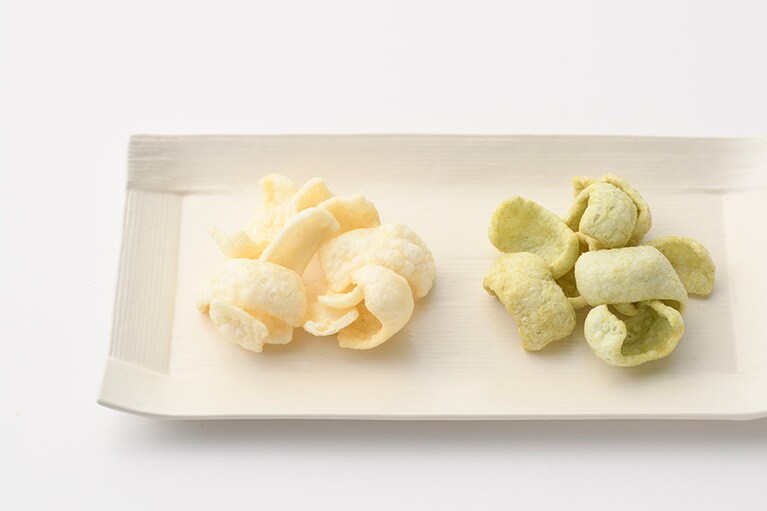 【山形県】左から：りぞねっとの「山形チップス うま塩味」「だだちゃ豆チップス」。