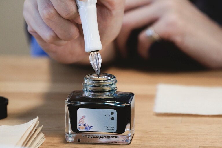 HIZEN5のオリジナルインクは、まるで伊万里焼の青磁のような深みある濃いめの緑がかった青色。