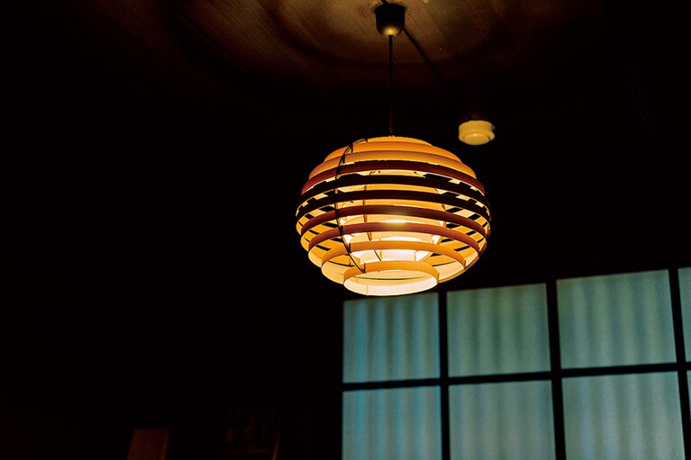 【渓谷に佇む隠れ宿 峡泉】ほどよい明かりが眺めを際立たせる。Photo: Yukihiro Shinohara