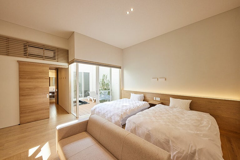 ゆったりとしたリビングスペースも確保された客室。専用テラスには露天風呂が。