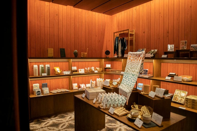 温泉グッズや、日田下駄・竹細工などの工芸品を取りそろえたショップ。