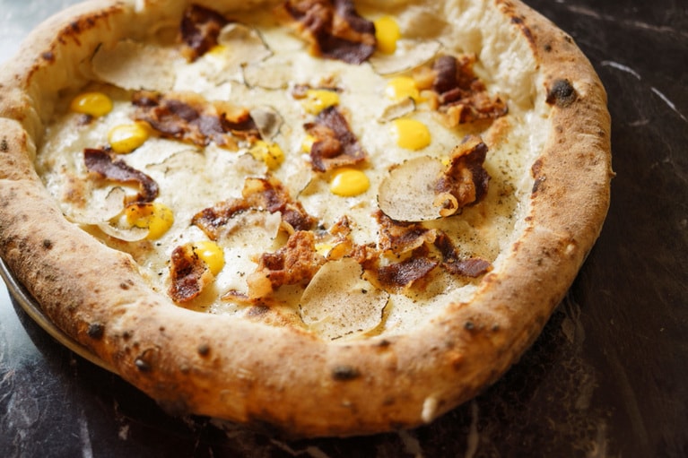 こないだ、法事で実家に帰った時、ひざを「ヒッツァ」と発音してしまい笑われた。「最近ヒッツァが痛くて」って何だ。イタリアかぶれも大概にしたい。