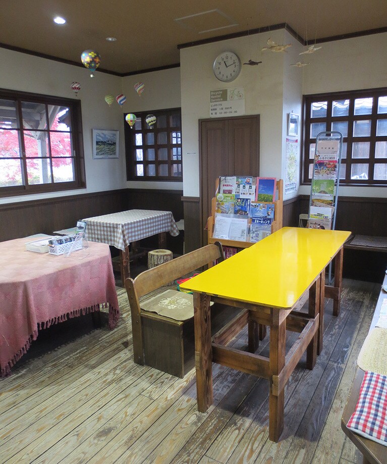 カフェは、元は駅の待合室。