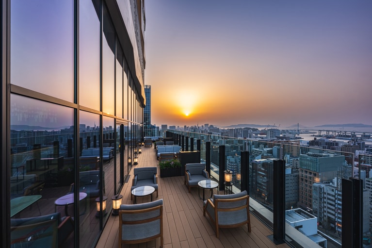 最上階19階にホテルロビーを構え、「Terrace Lounge」のテラス席（写真）では、時間とともに移り変わる福岡の景色と風を感じることができる。